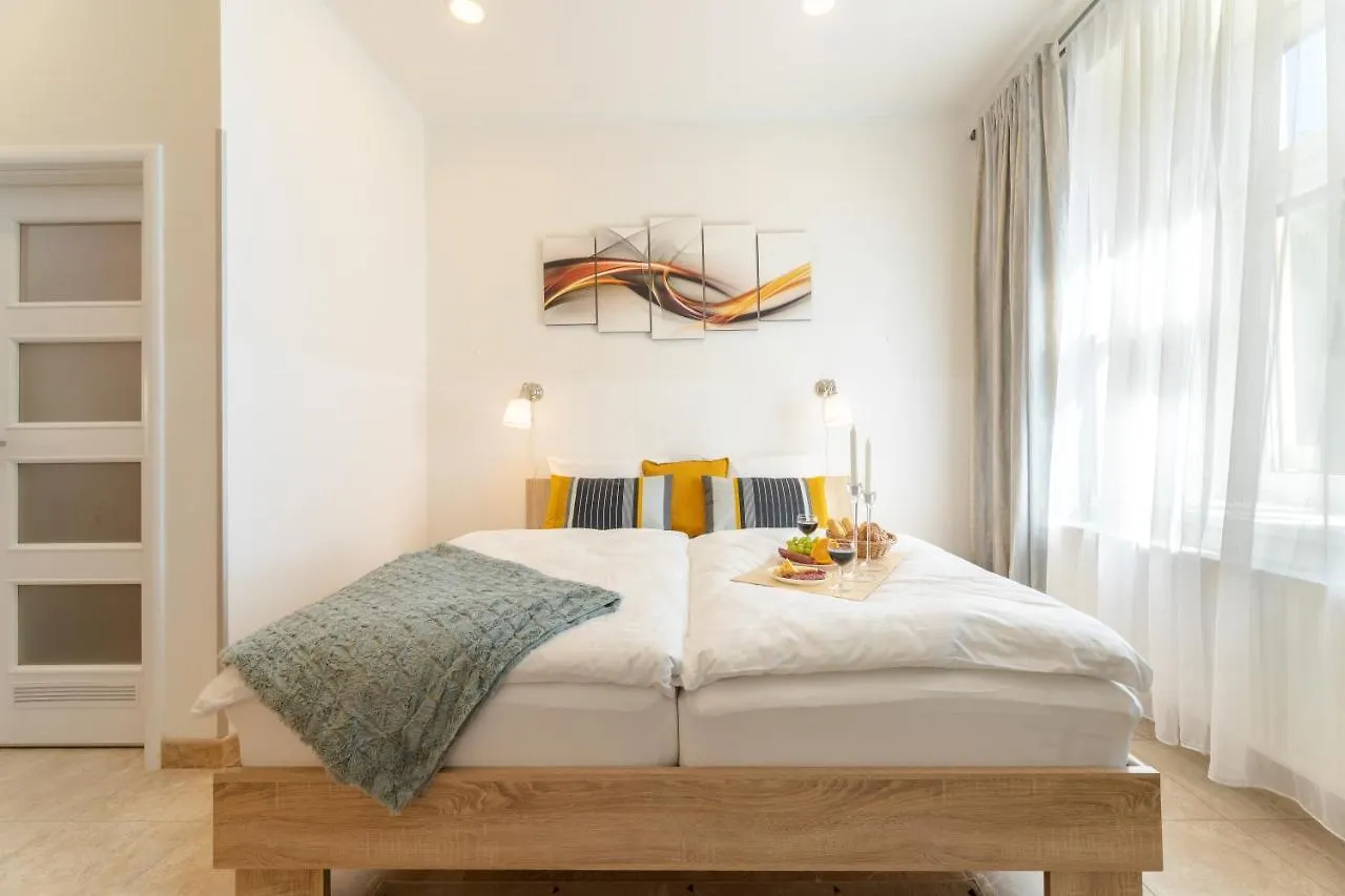 Bright Sunny Apartments In Quiet Area Prag 0*,