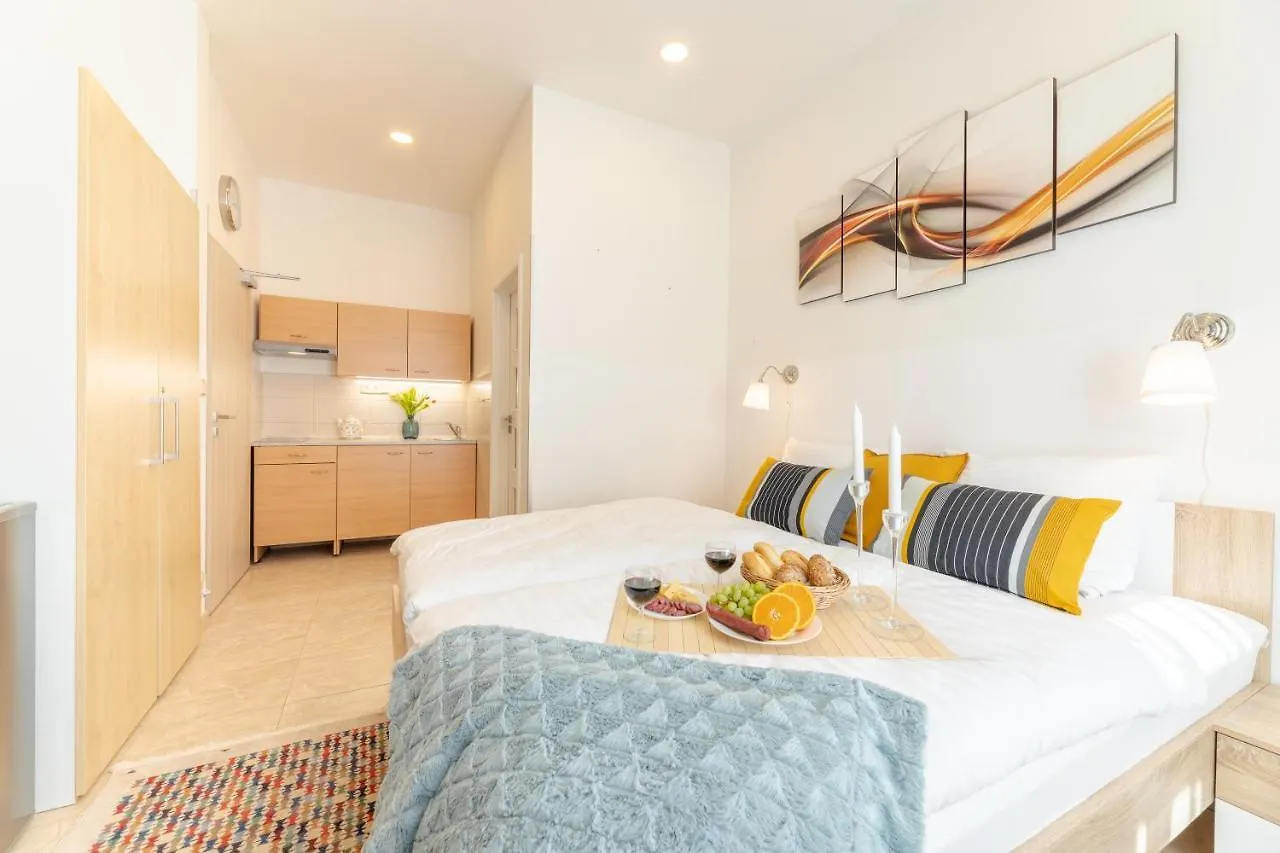 Bright Sunny Apartments In Quiet Area Prag Tjeckien