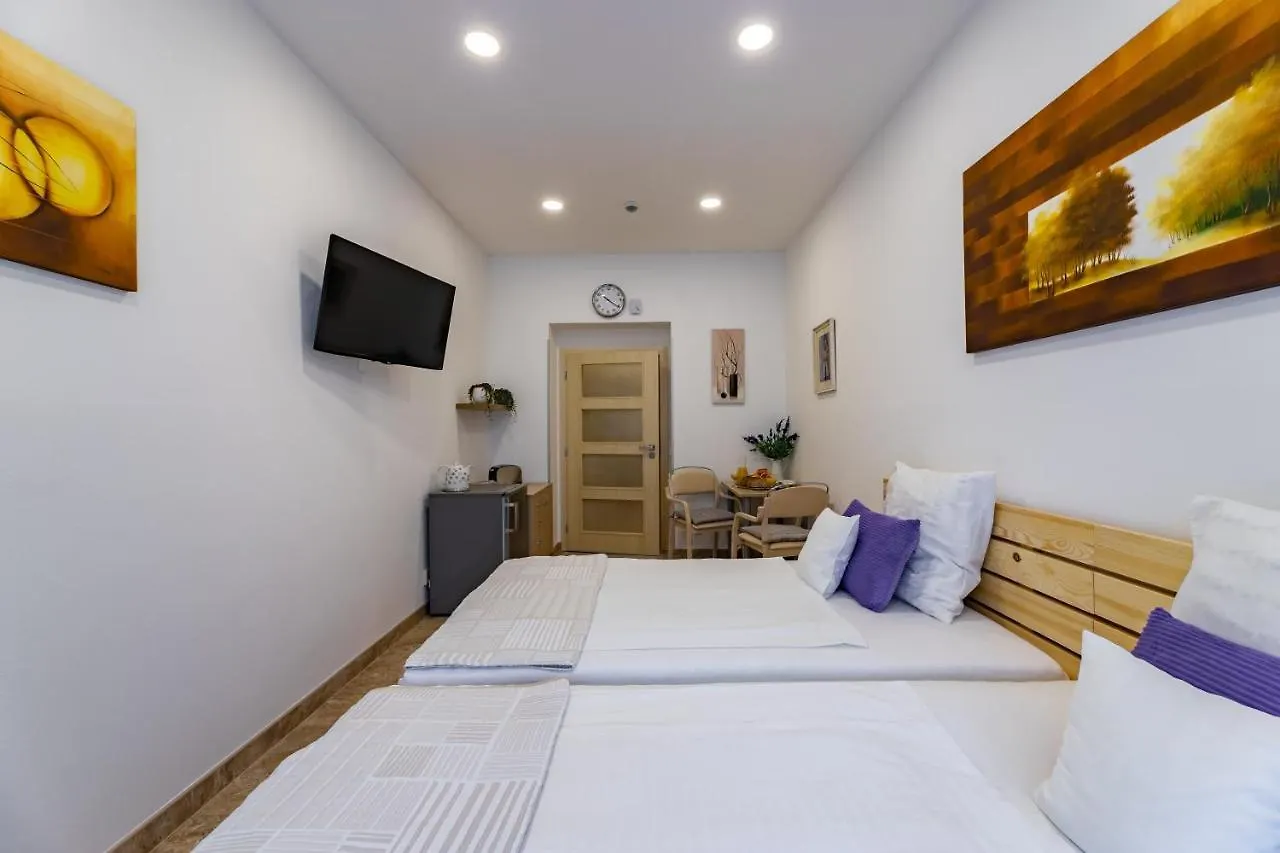 Bright Sunny Apartments In Quiet Area Prag Tjeckien