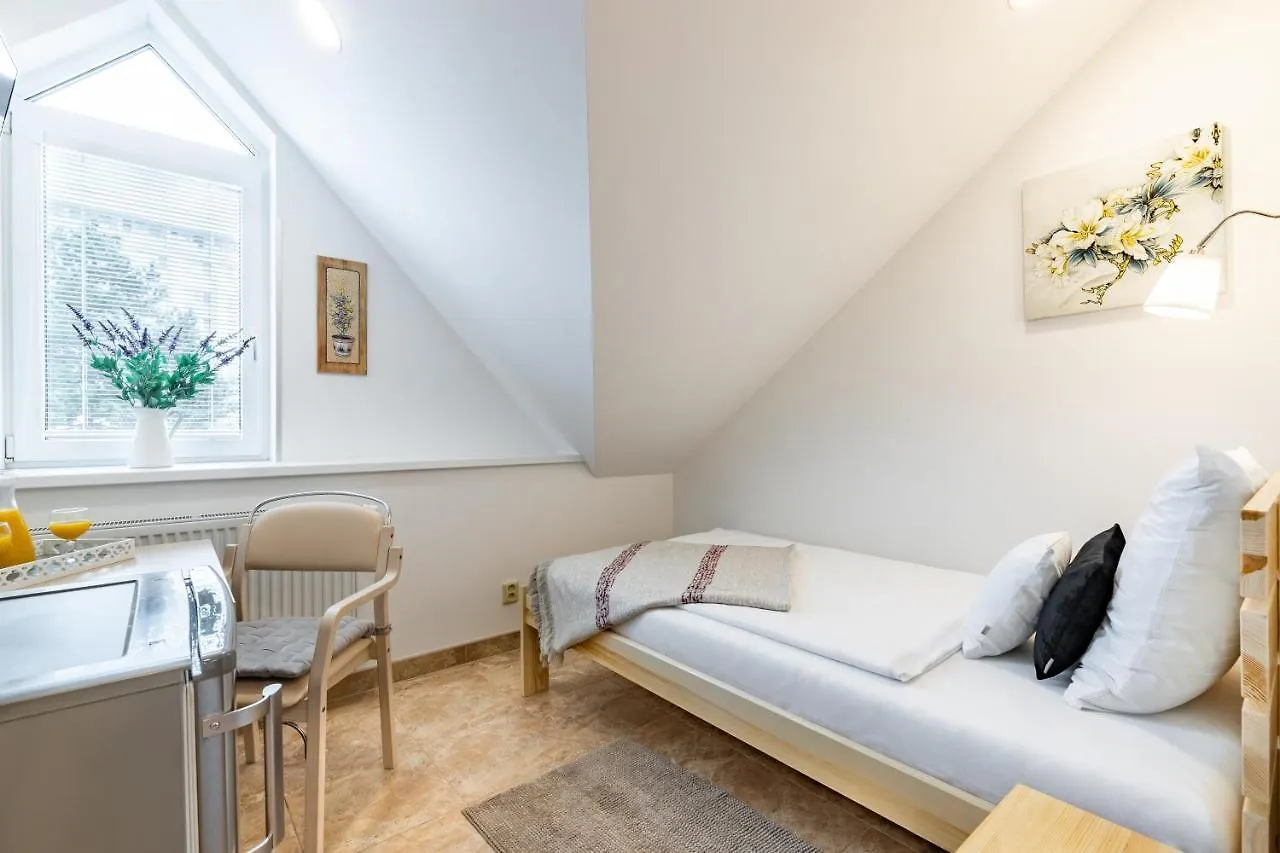 Bright Sunny Apartments In Quiet Area Prag Tjeckien
