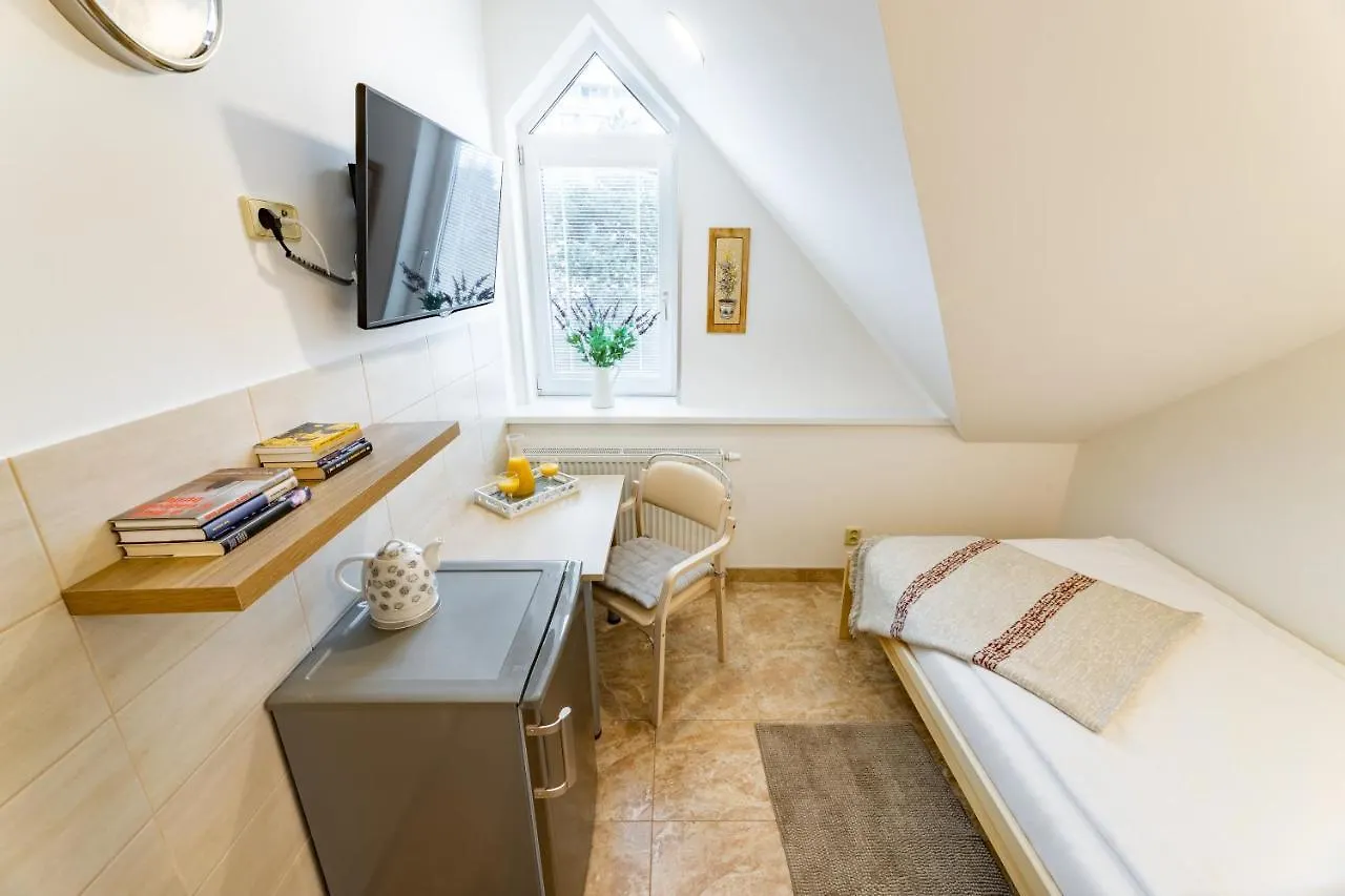Bright Sunny Apartments In Quiet Area Prag Tjeckien