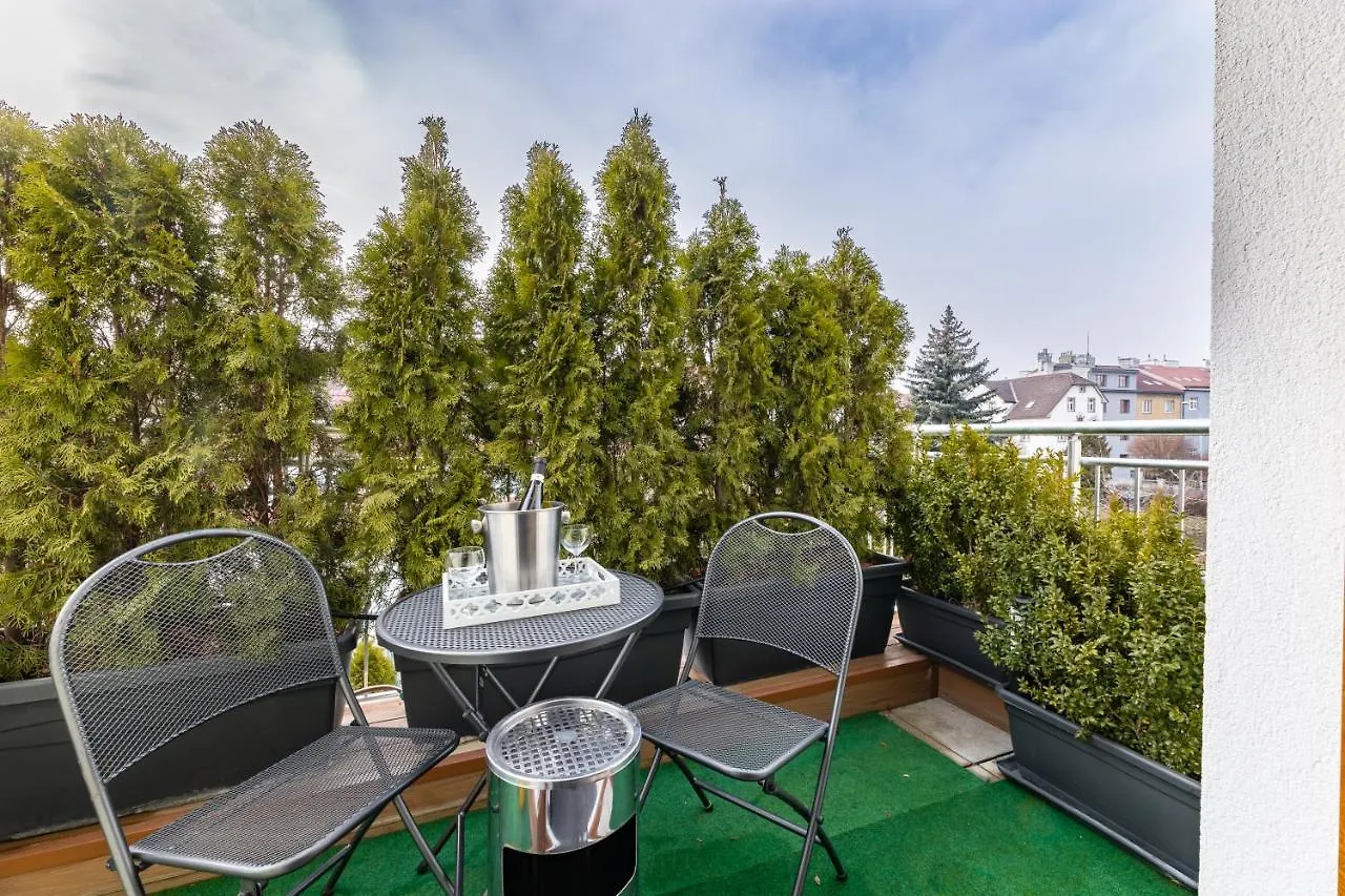 Bright Sunny Apartments In Quiet Area Prag Tjeckien