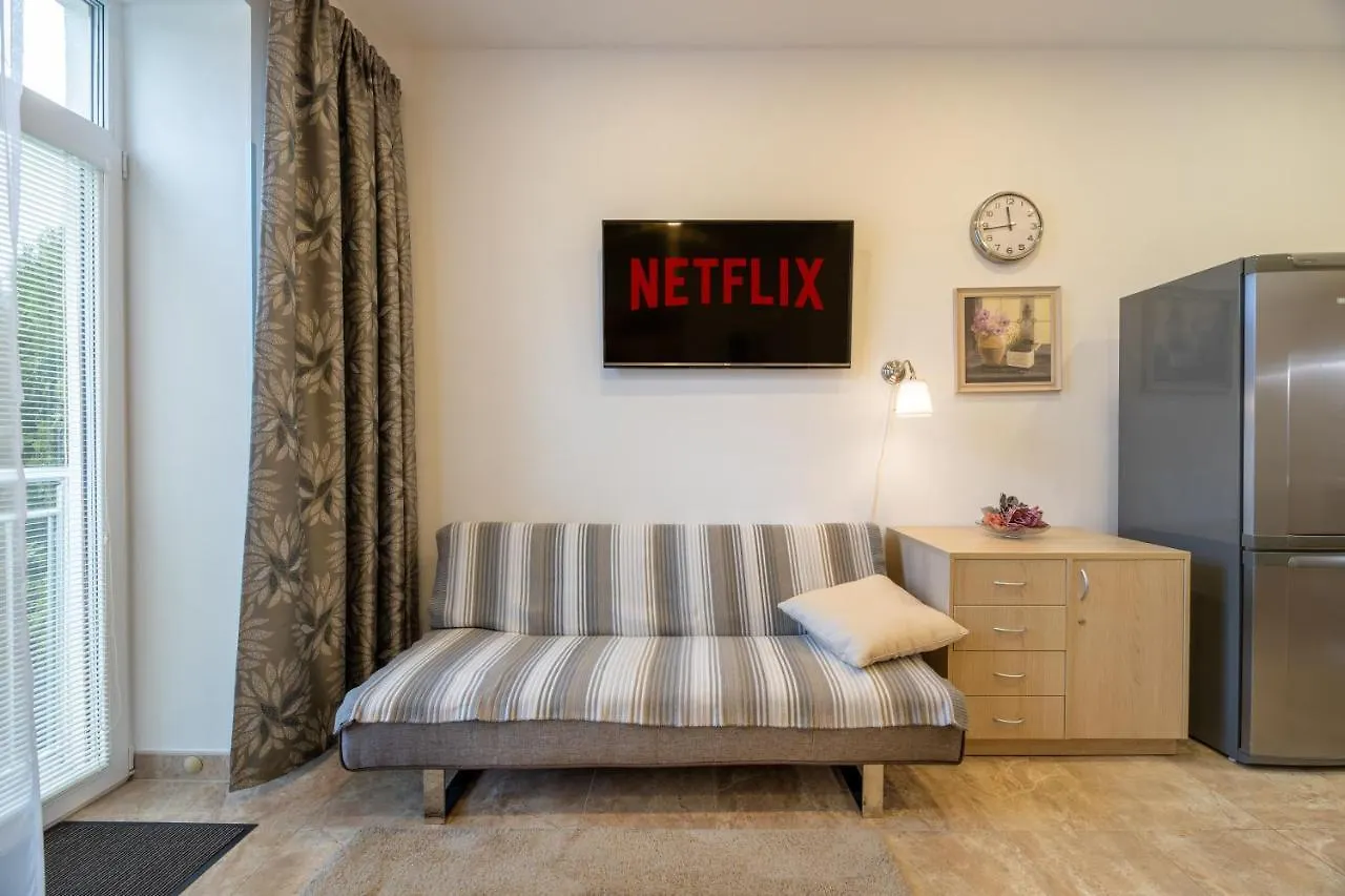 Bright Sunny Apartments In Quiet Area Prag Tjeckien
